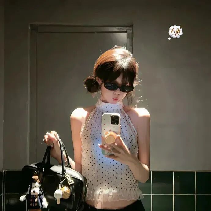 自拍手机墨镜个性女生头像