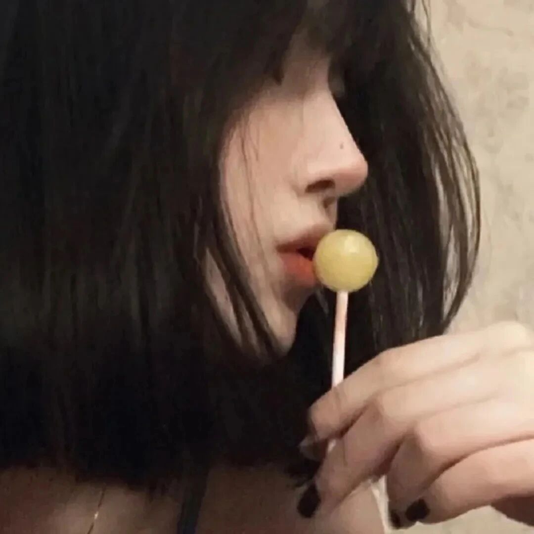 棒棒糖纯欲侧脸女生头像