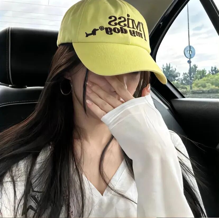 休闲帽捂嘴车内气质女生头像
