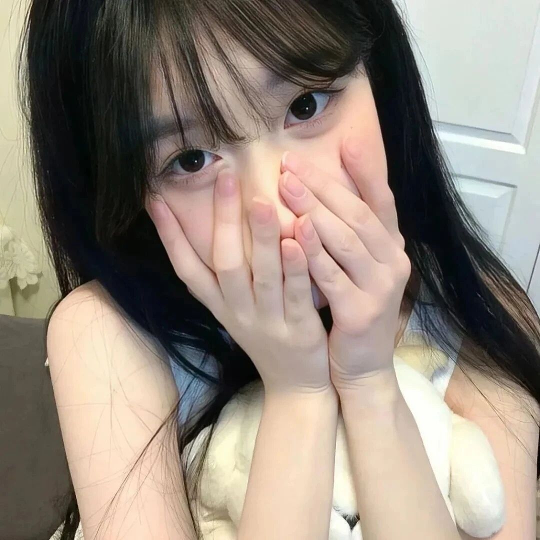 捂嘴甜妹女生头像