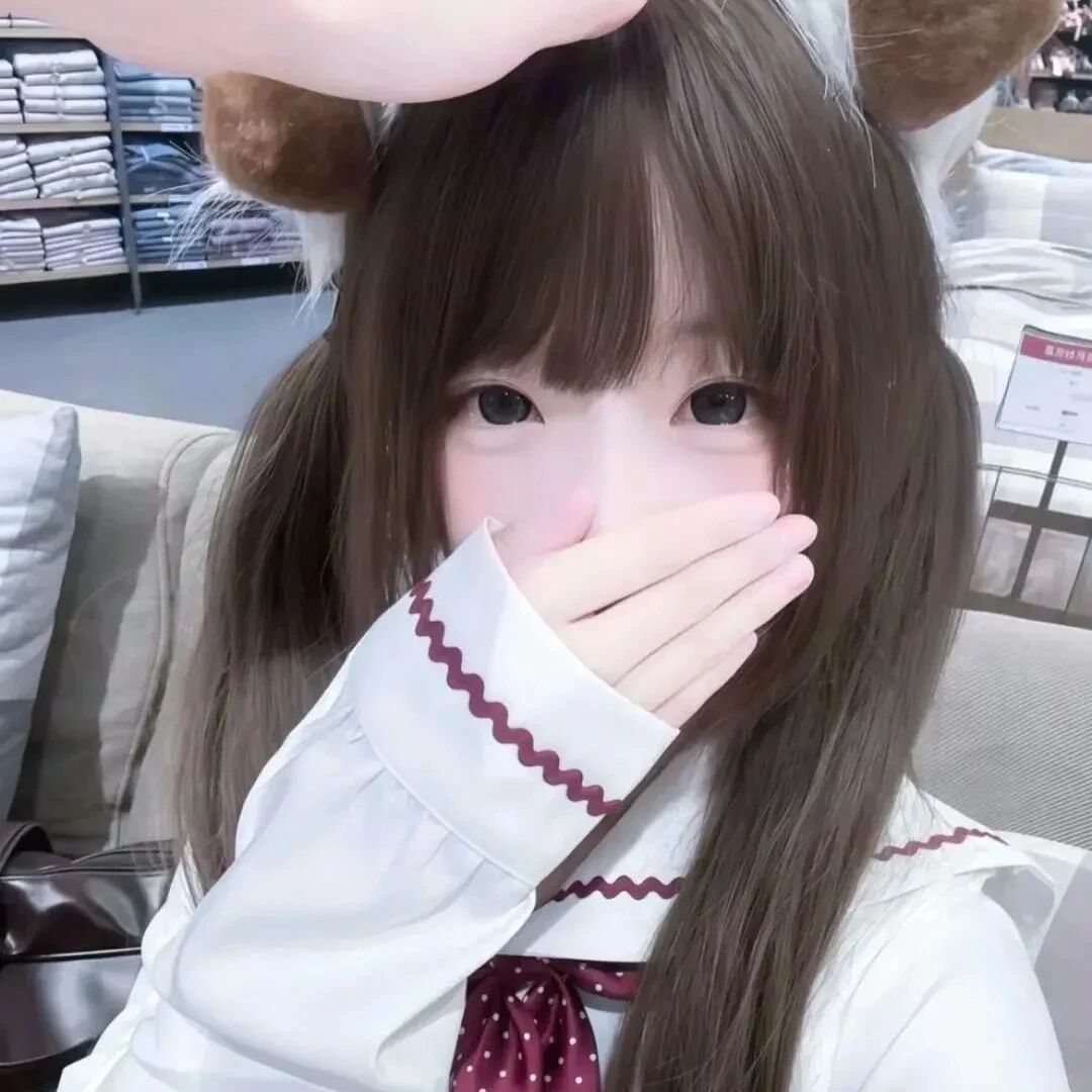 捂嘴少萝女生头像
