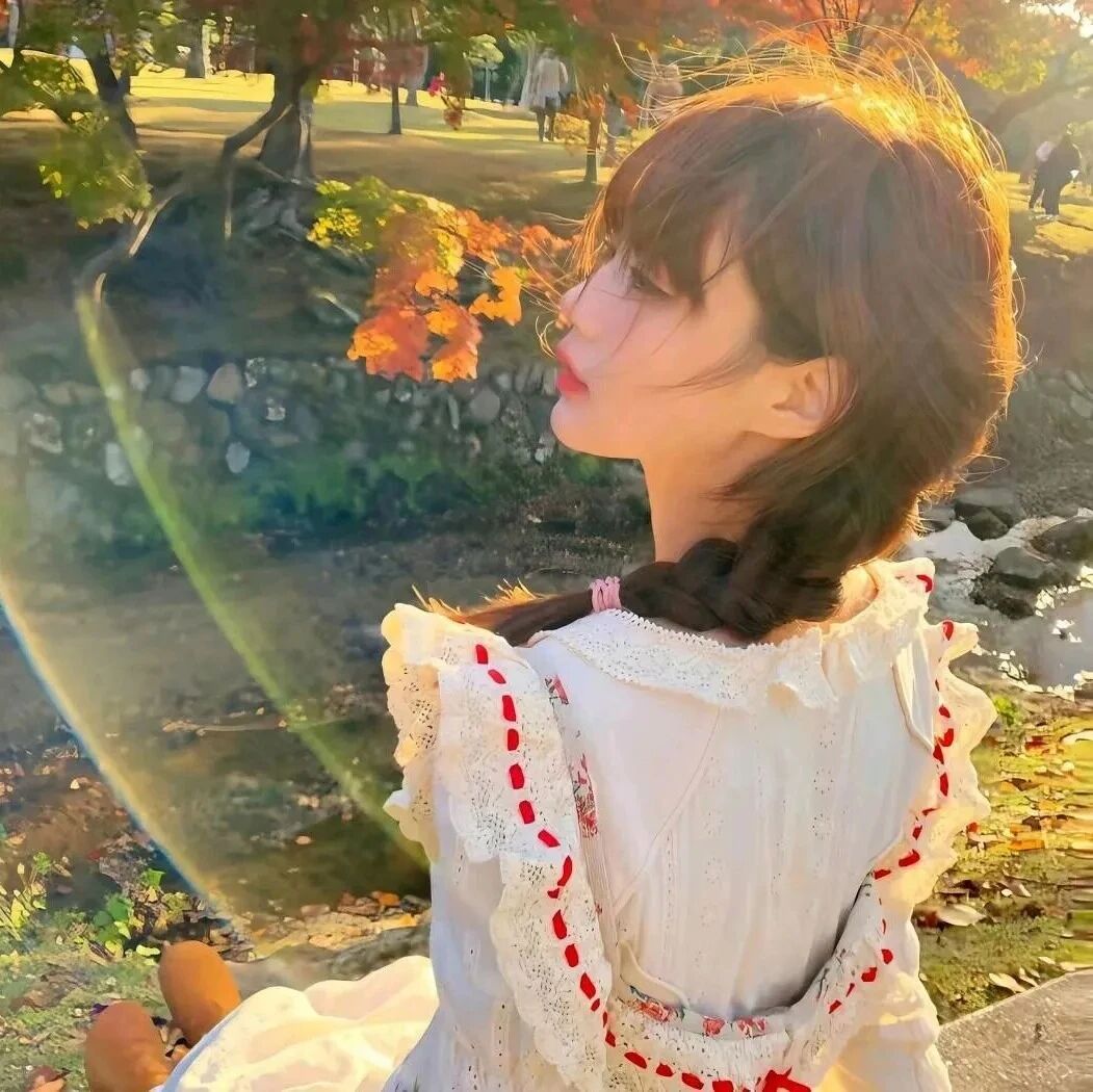 秋天光感侧脸女生头像
