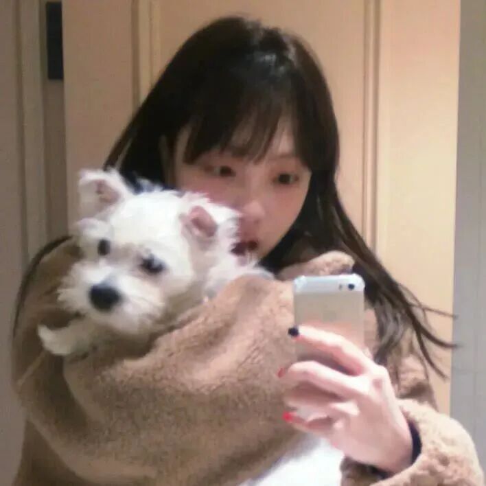 抱着狗狗甜妹女生头像