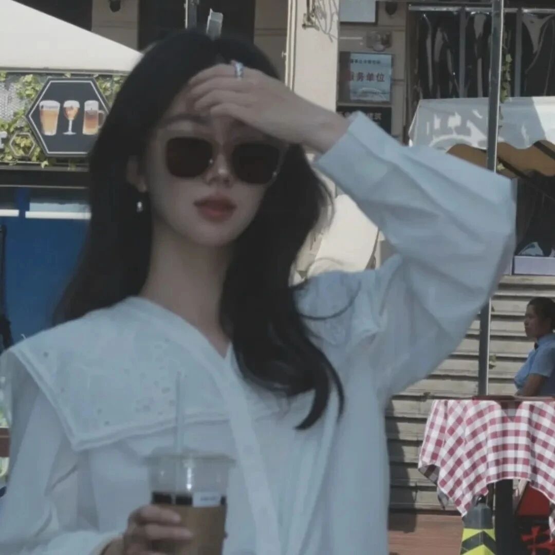 很飒墨镜女生头像