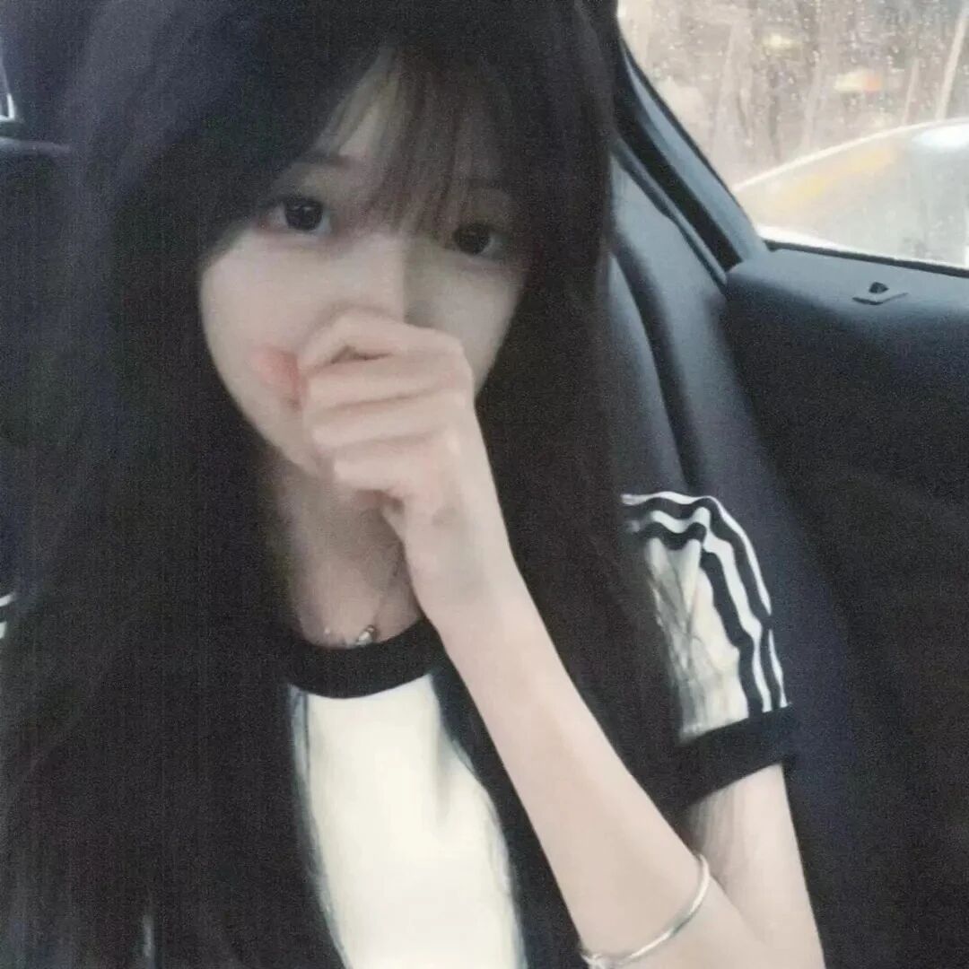 捂嘴车内甜妹女生头像