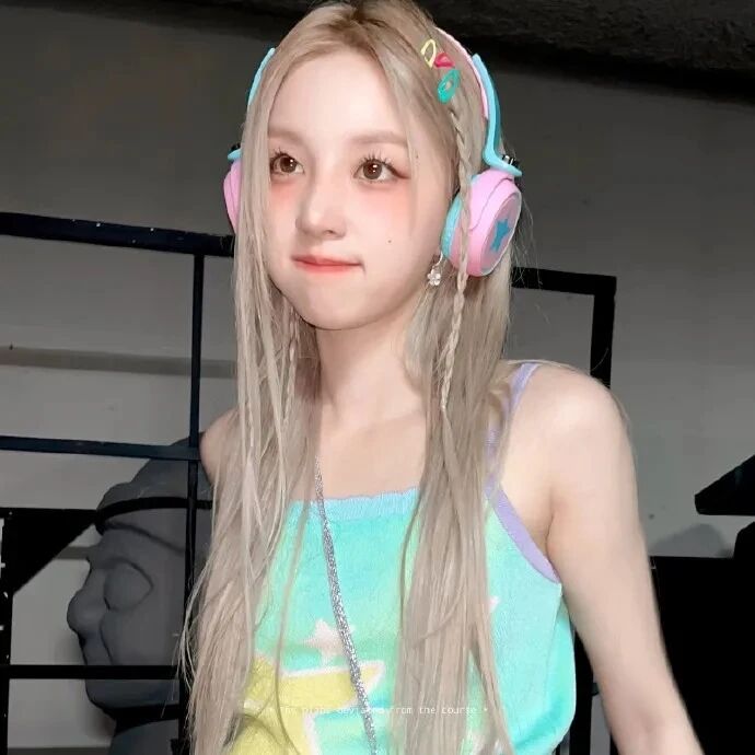 宋雨琦戴耳机爱豆女生头像