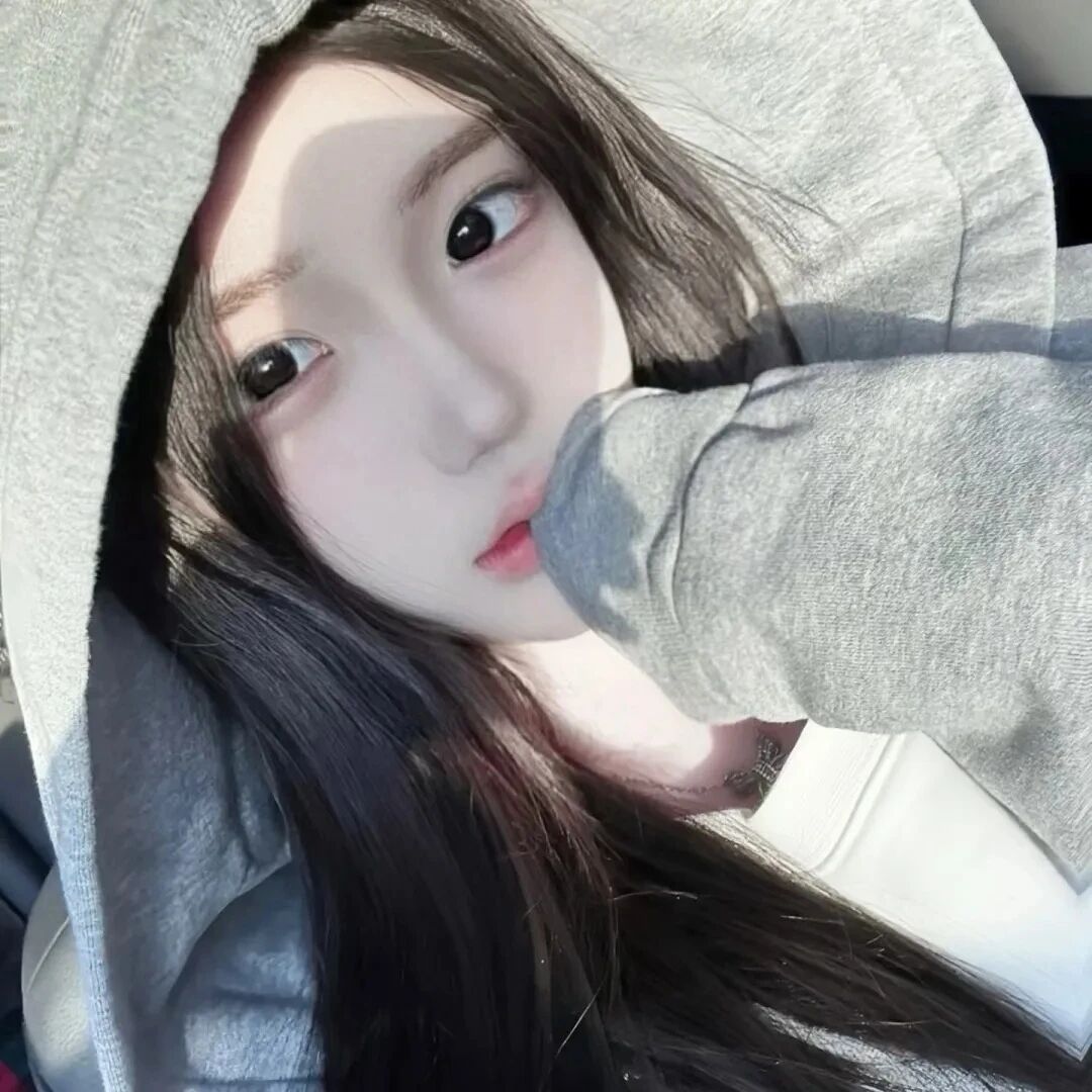 捂嘴温柔女生头像