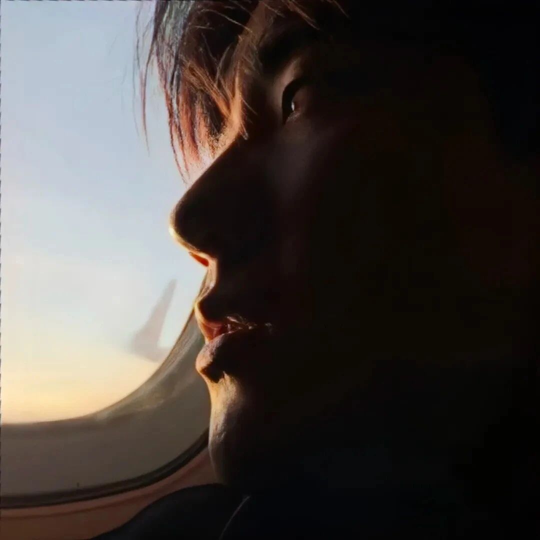 阳光侧脸男生头像