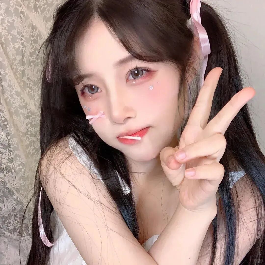 剪刀手甜妹女生头像