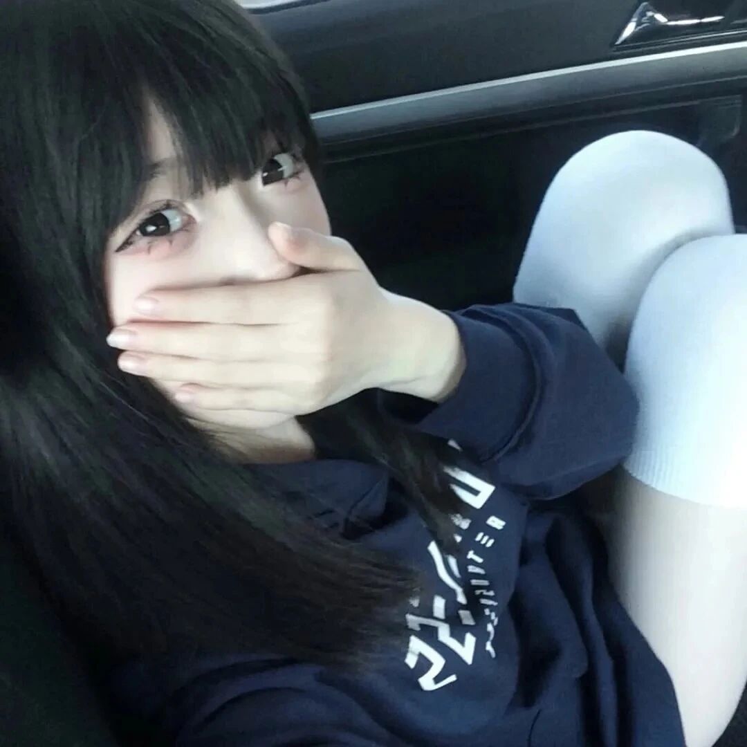 车内捂嘴甜妹女生头像