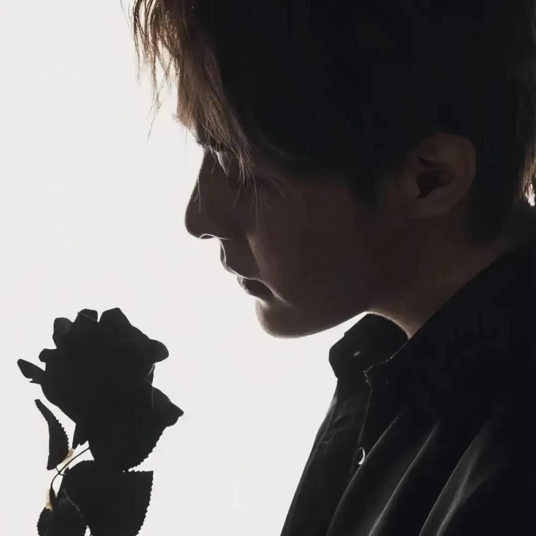 xhheiduiwangaihe黑白鲜花真人情侣头像