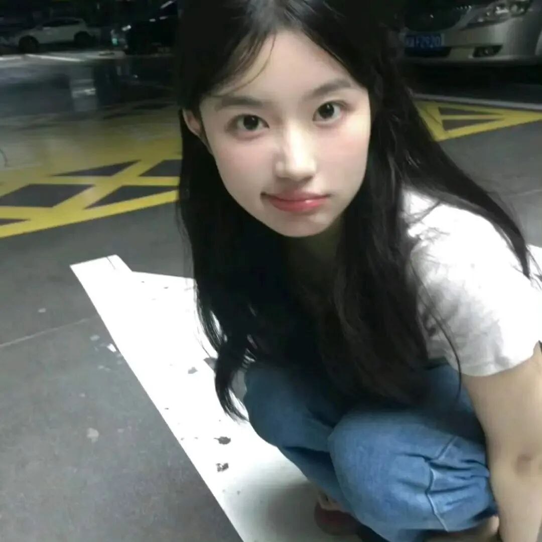 蹲着小众女生头像