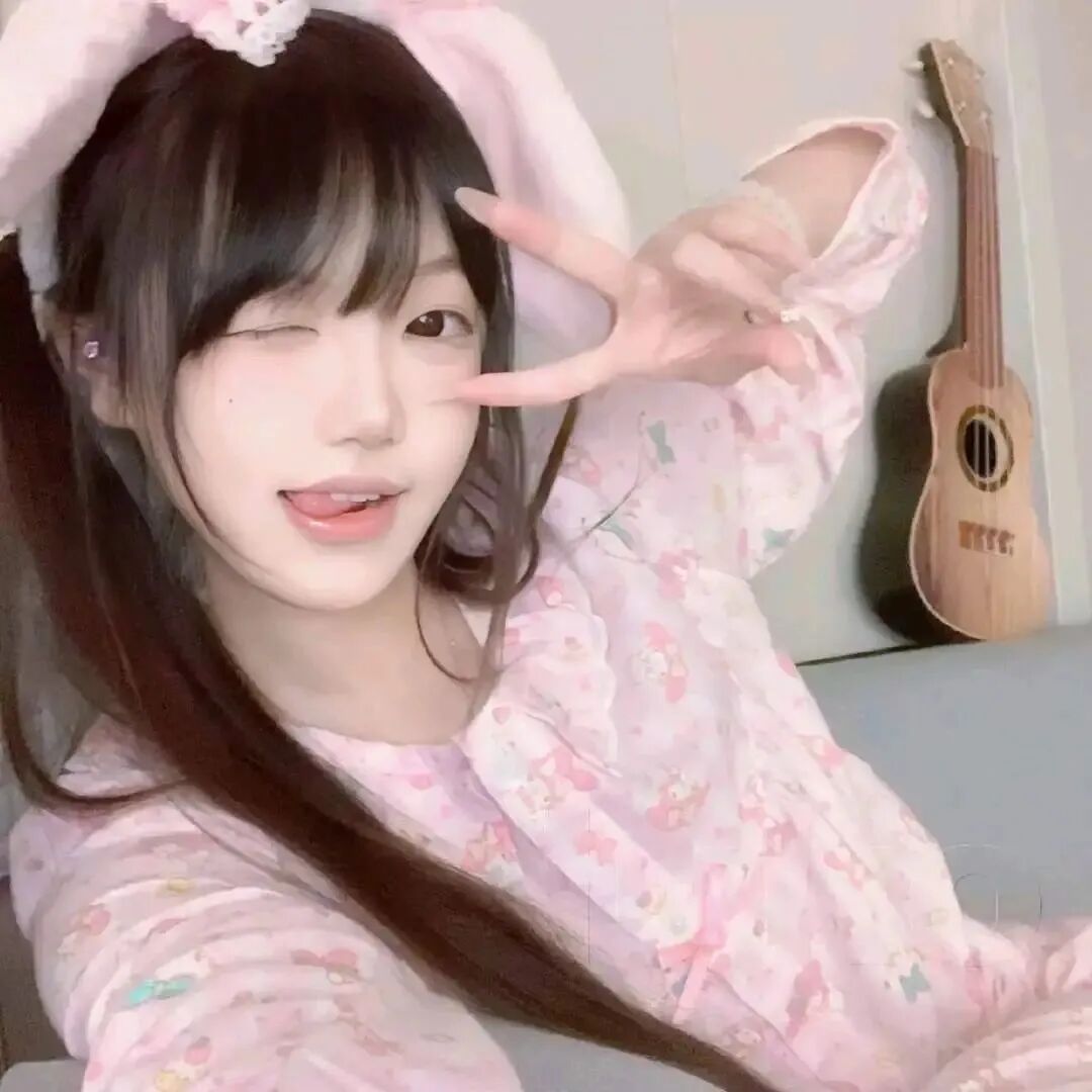 粉色系剪刀手甜妹女生头像