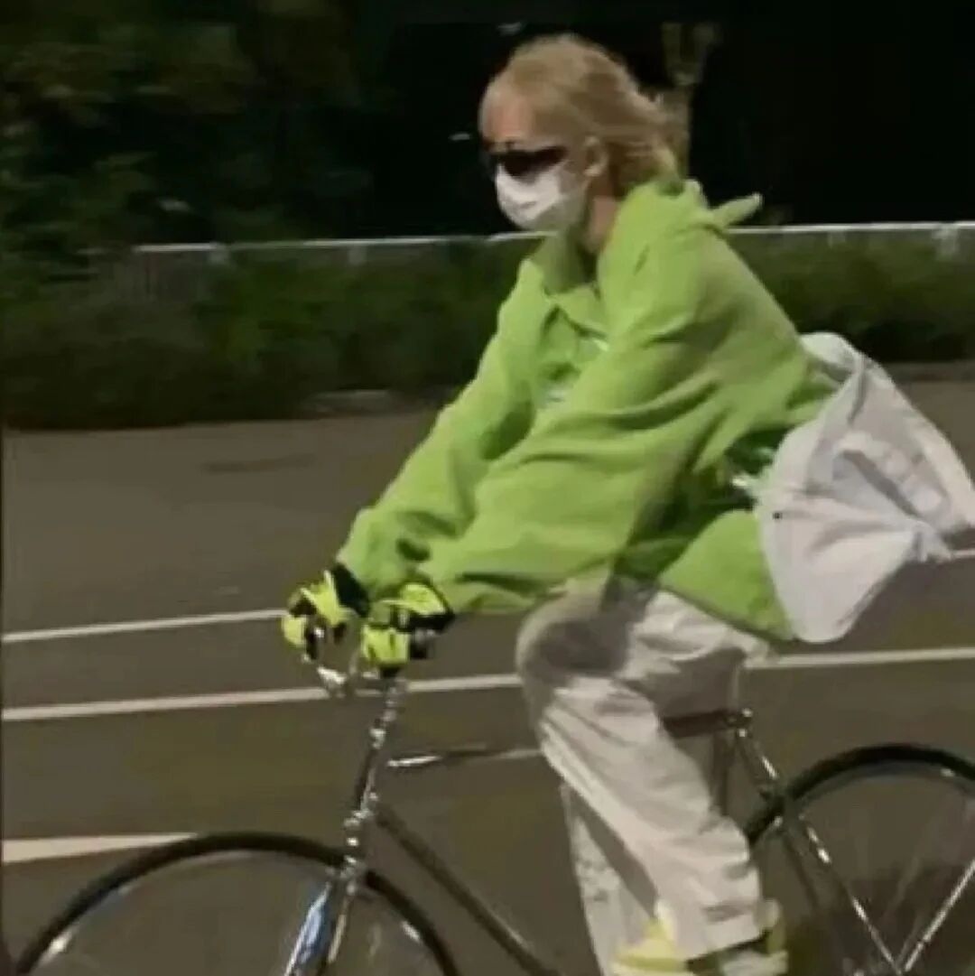 骑单车墨镜个性不露脸女生头像