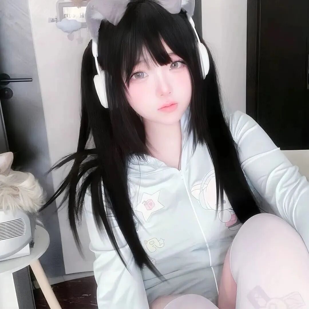 戴耳机少萝女生头像