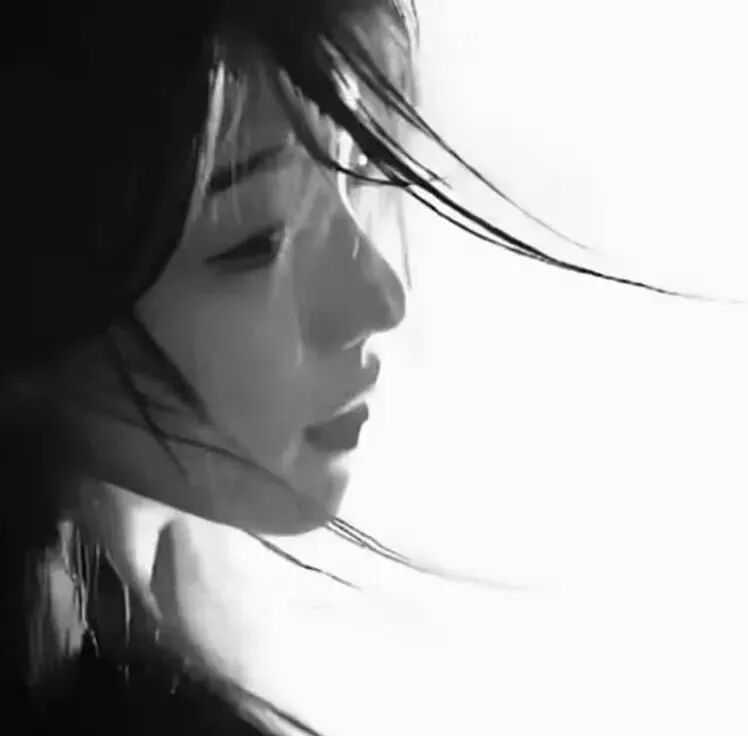 黑白气质侧脸女生头像
