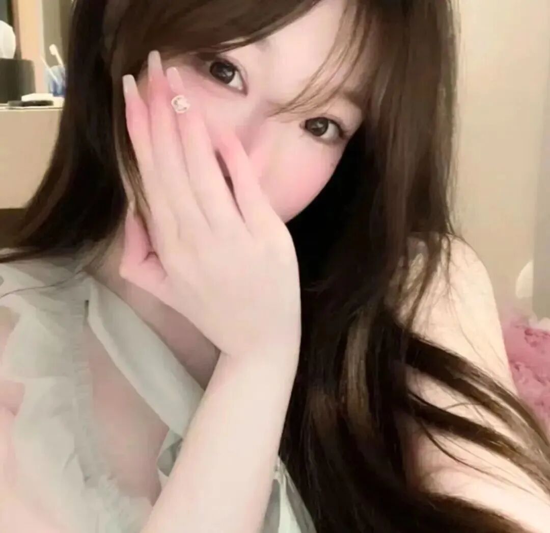 捂嘴纯欲女生头像