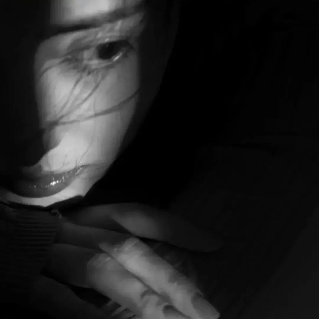 黑白气质女生头像