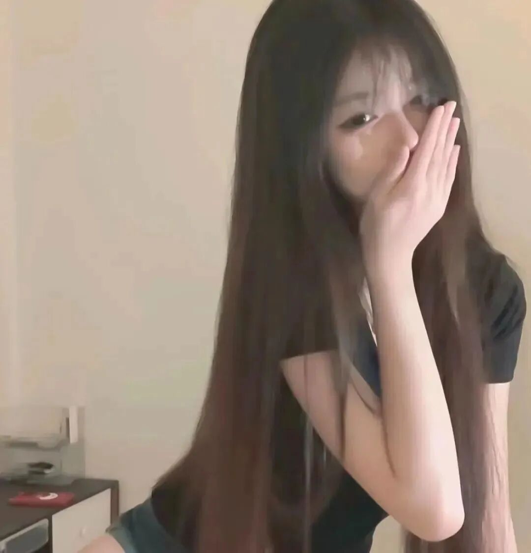 捂嘴纯欲女生头像