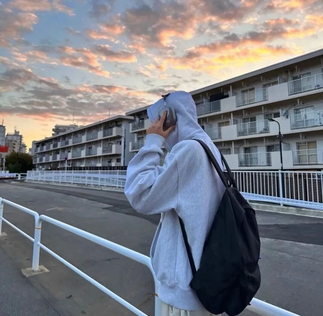 戴耳机个性不露脸男生头像