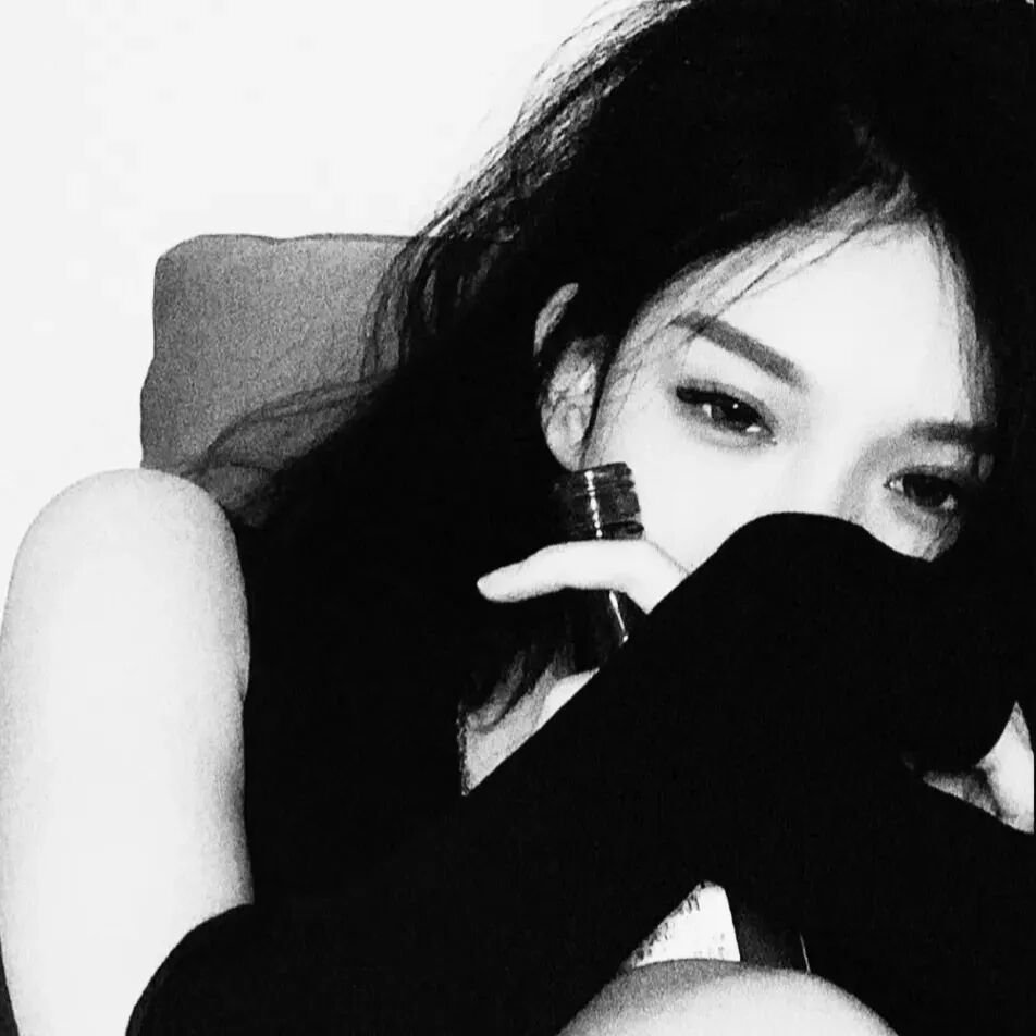 黑白气质女生头像