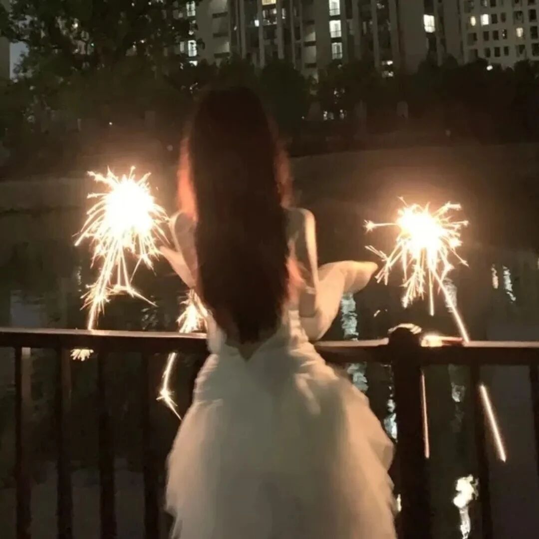 烟花氛围感背影不露脸女生头像