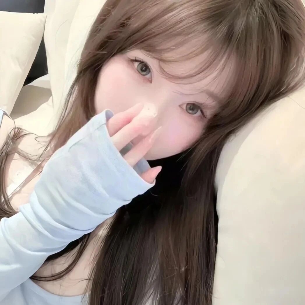 捂嘴纯欲女生头像
