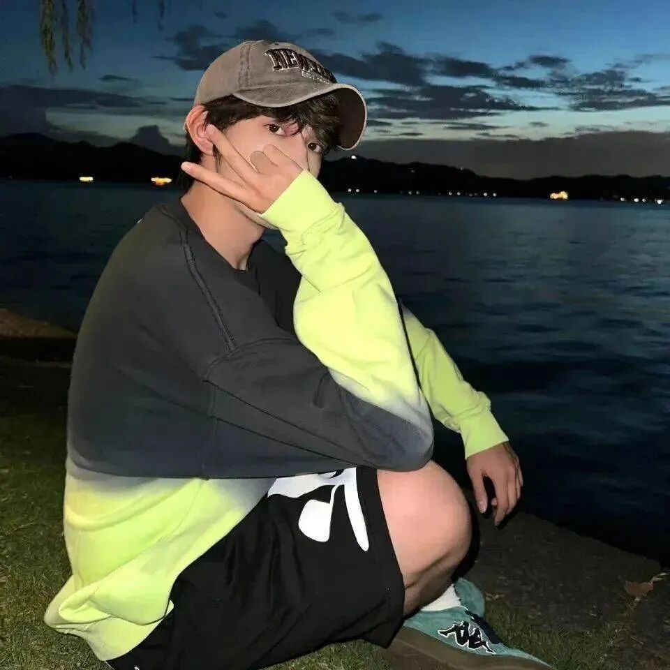 海边剪刀手个性男生头像