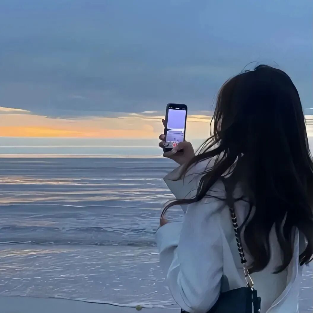 海边氛围感背影不露脸女生头像