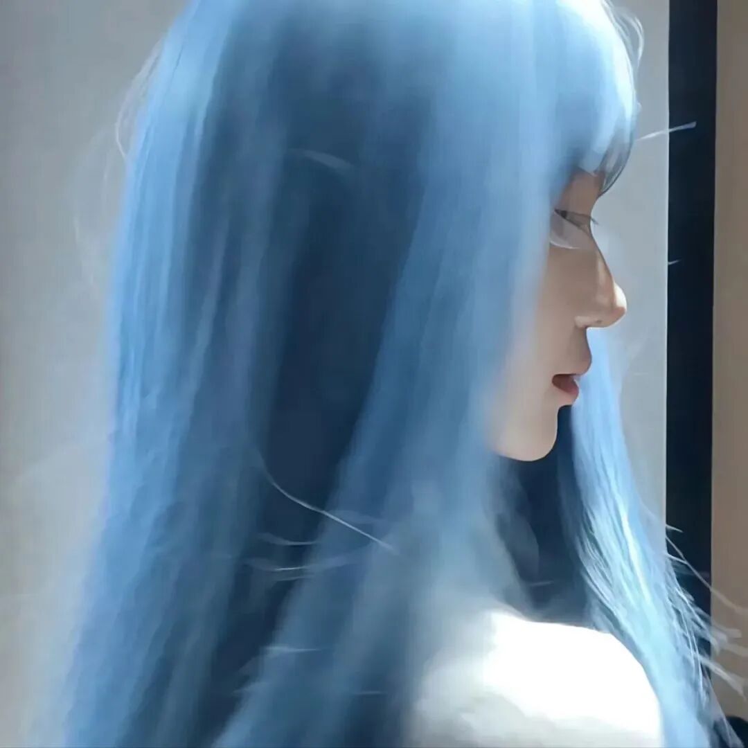 蓝色系很飒侧脸女生头像