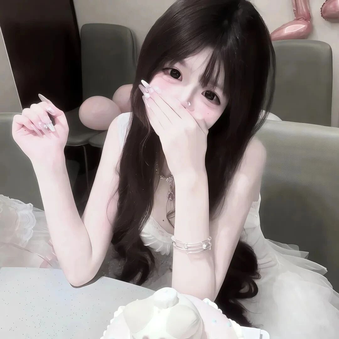 捂嘴纯欲女生头像