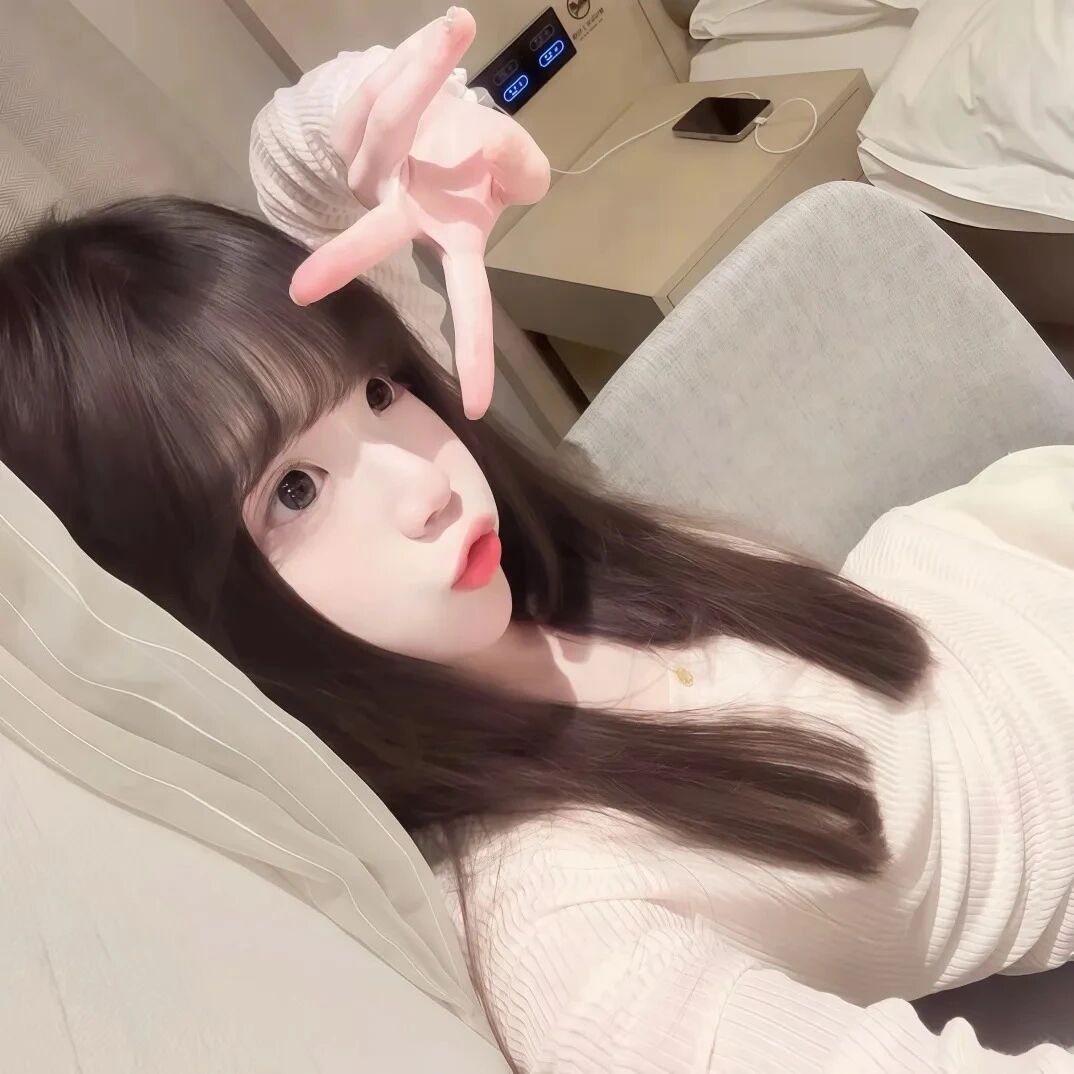 剪刀手纯欲女生头像
