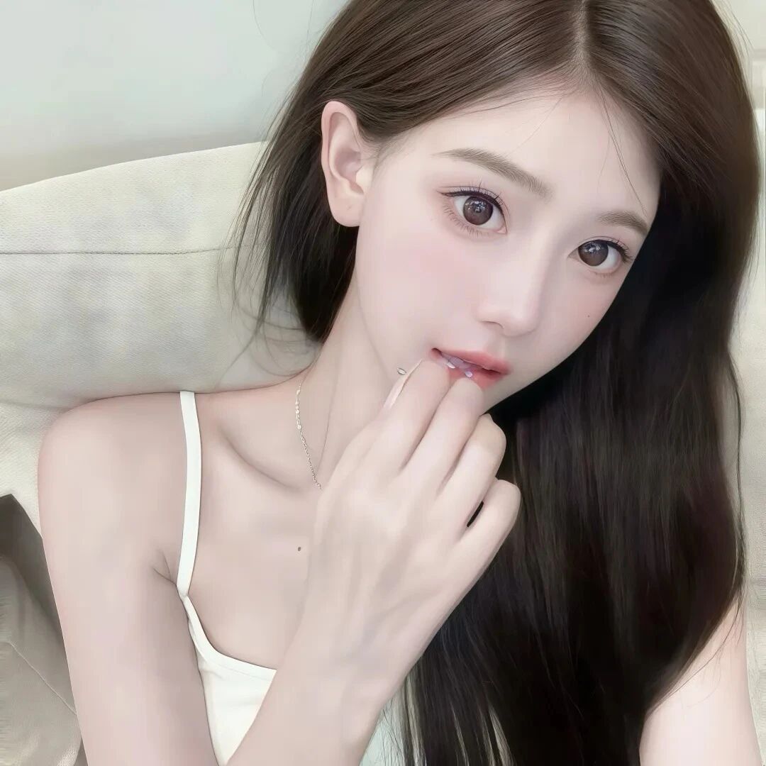 捂嘴纯欲女生头像