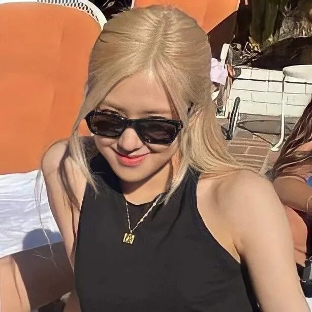 rose爱豆墨镜女生头像