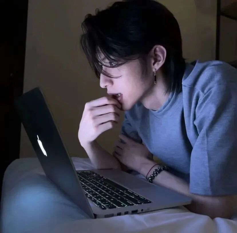 办公帅气侧脸男生头像