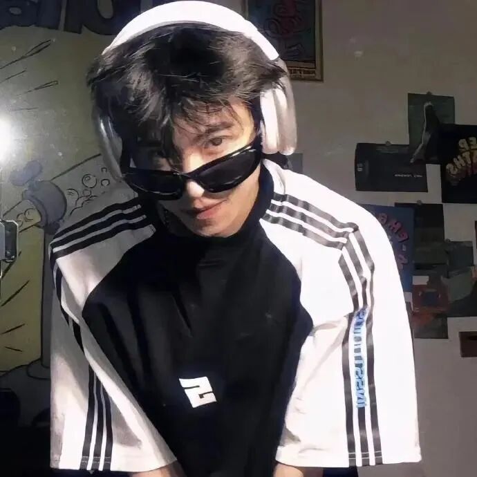 戴耳机墨镜痞帅男生头像