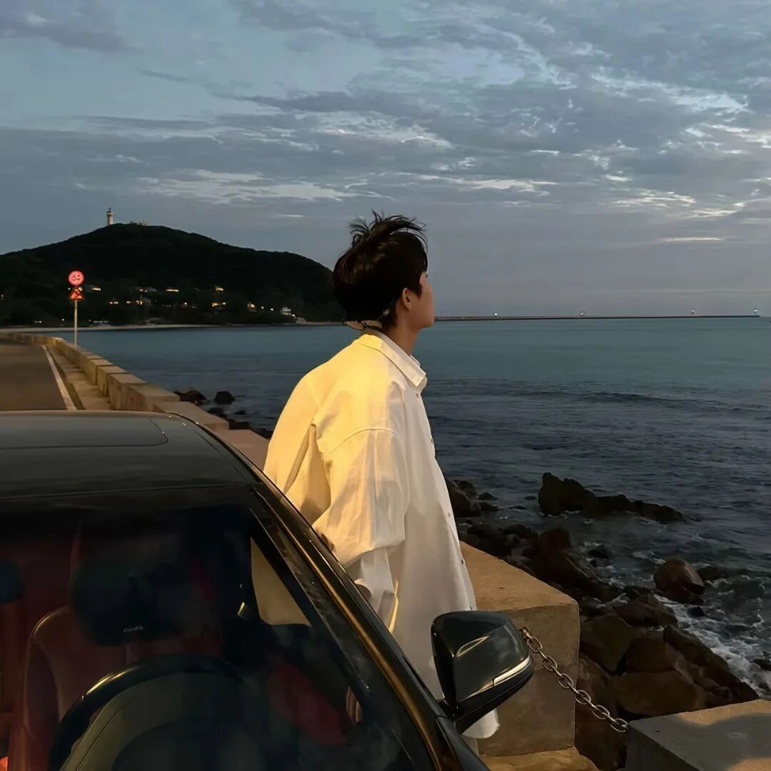 海边自由感不露脸男生头像
