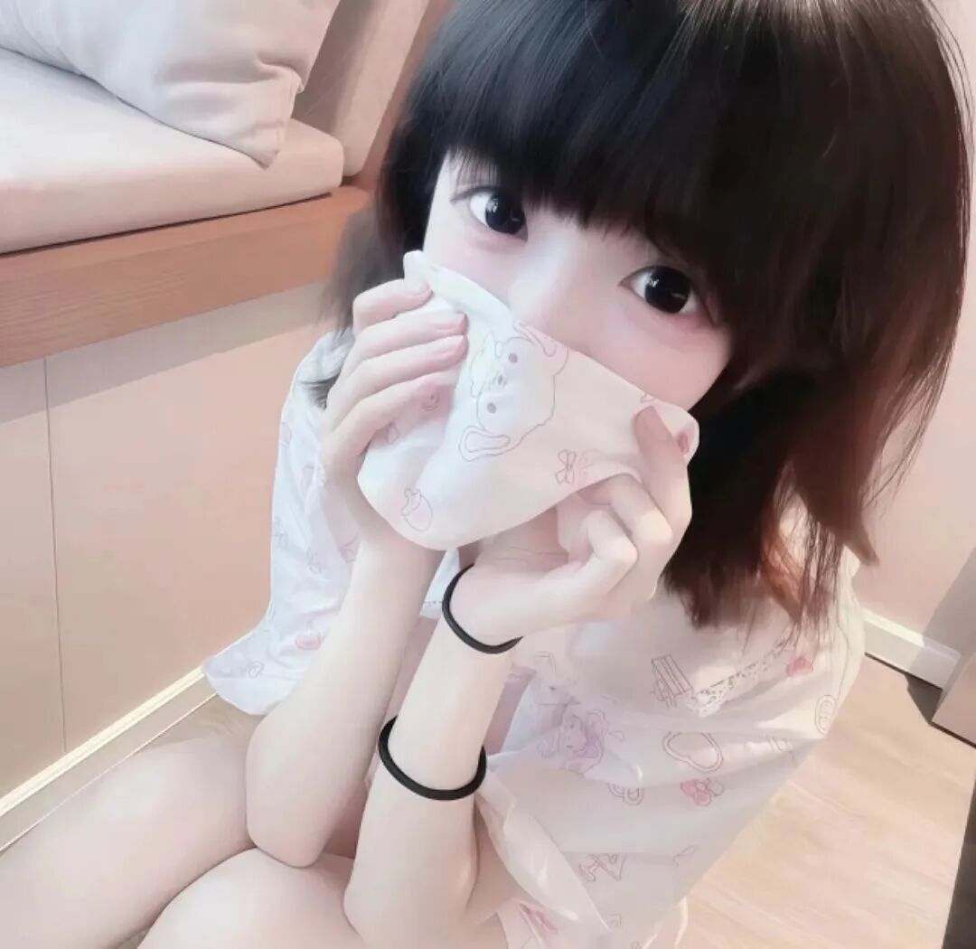 捂嘴少萝女生头像
