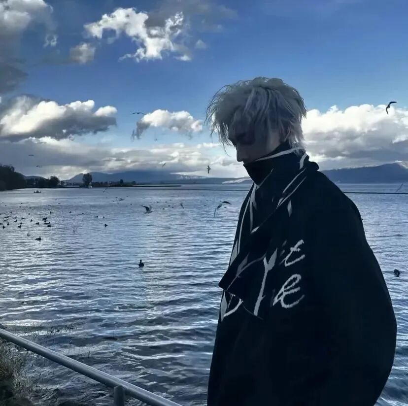 海边痞帅侧脸男生头像