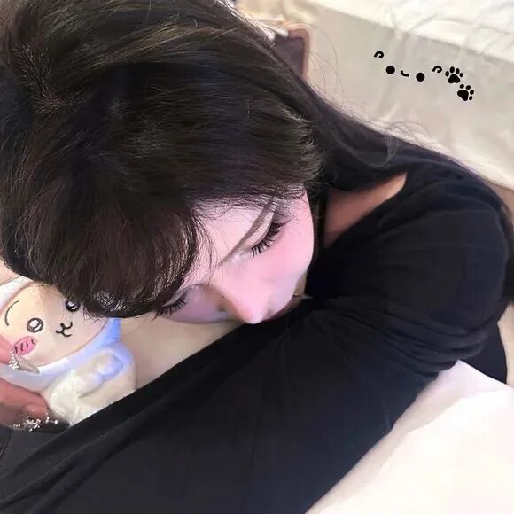 趴着温柔女生头像