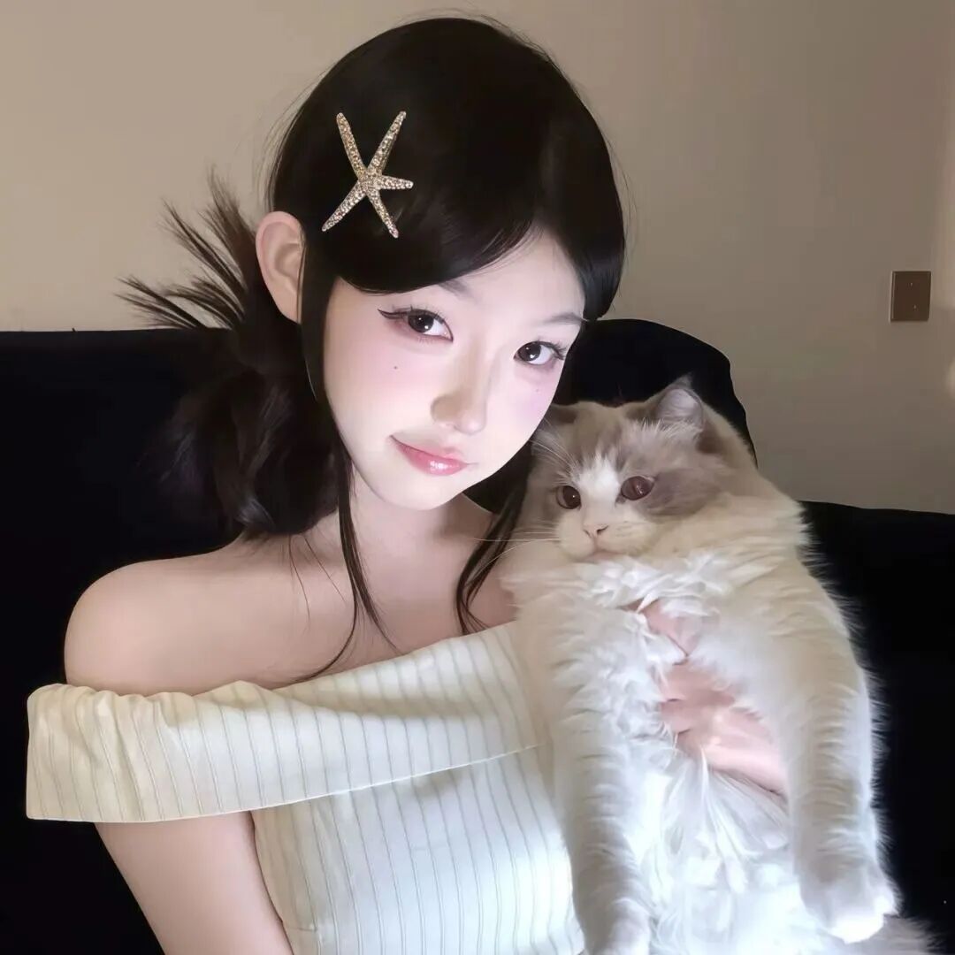 抱着猫咪甜妹女生头像