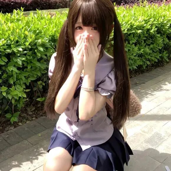jk制服捂嘴少萝女生头像