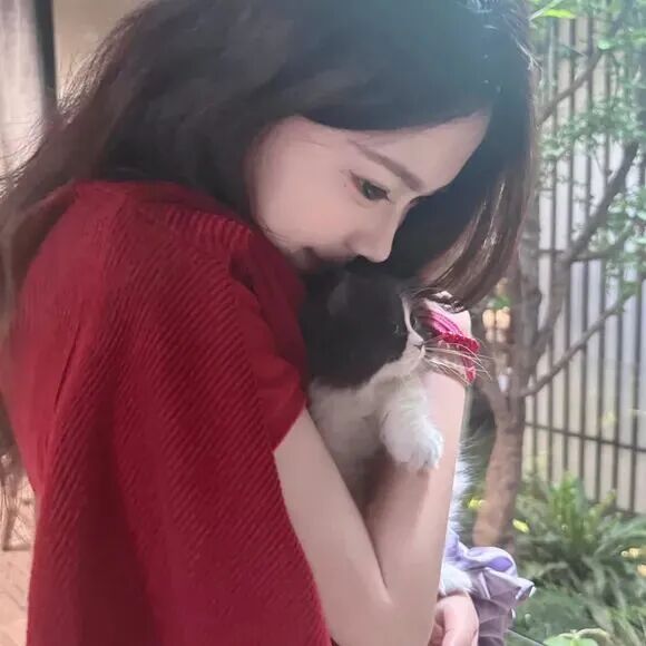 抱着猫咪红色系温柔侧脸女生头像