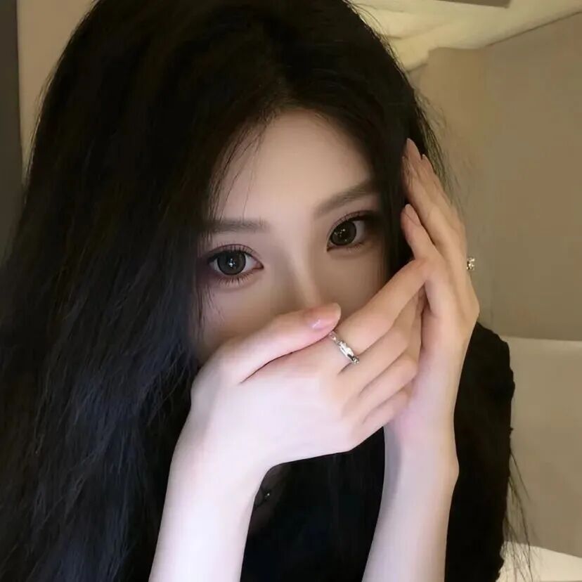捂嘴御姐女生头像