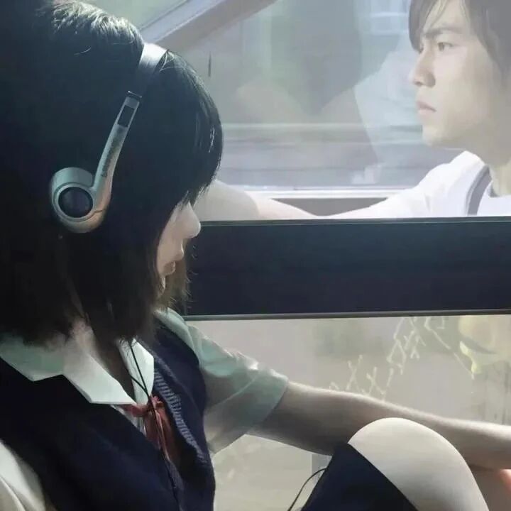 戴耳机氛围感杰伦迷侧脸女生头像