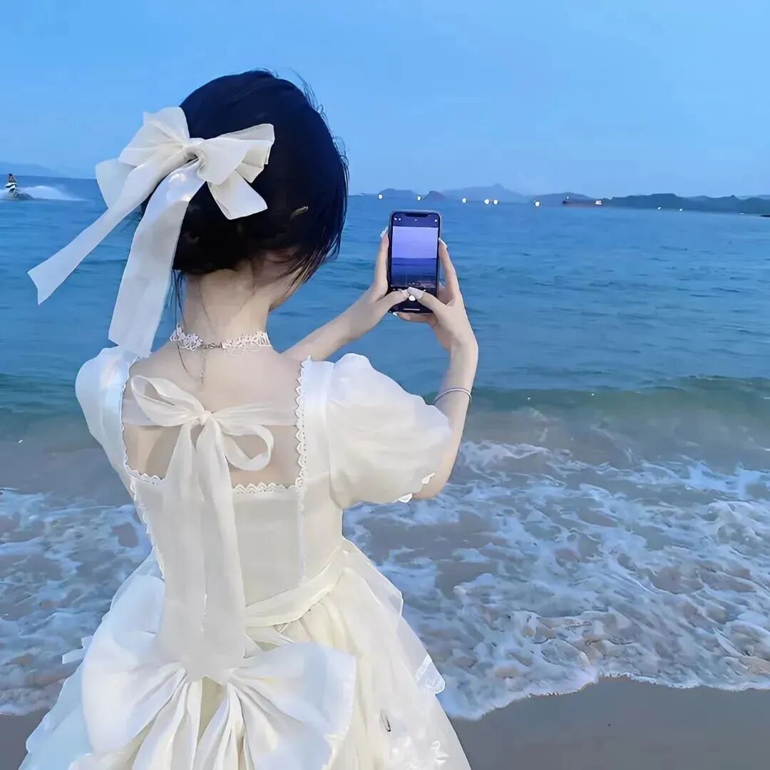 海边氛围感背影不露脸女生头像