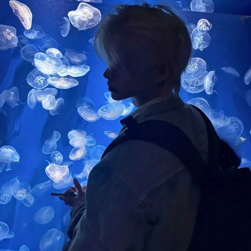 氛围感侧脸男生头像