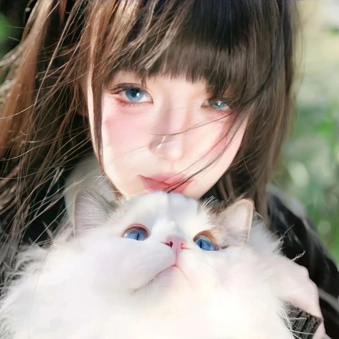 抱着猫咪温柔女生头像