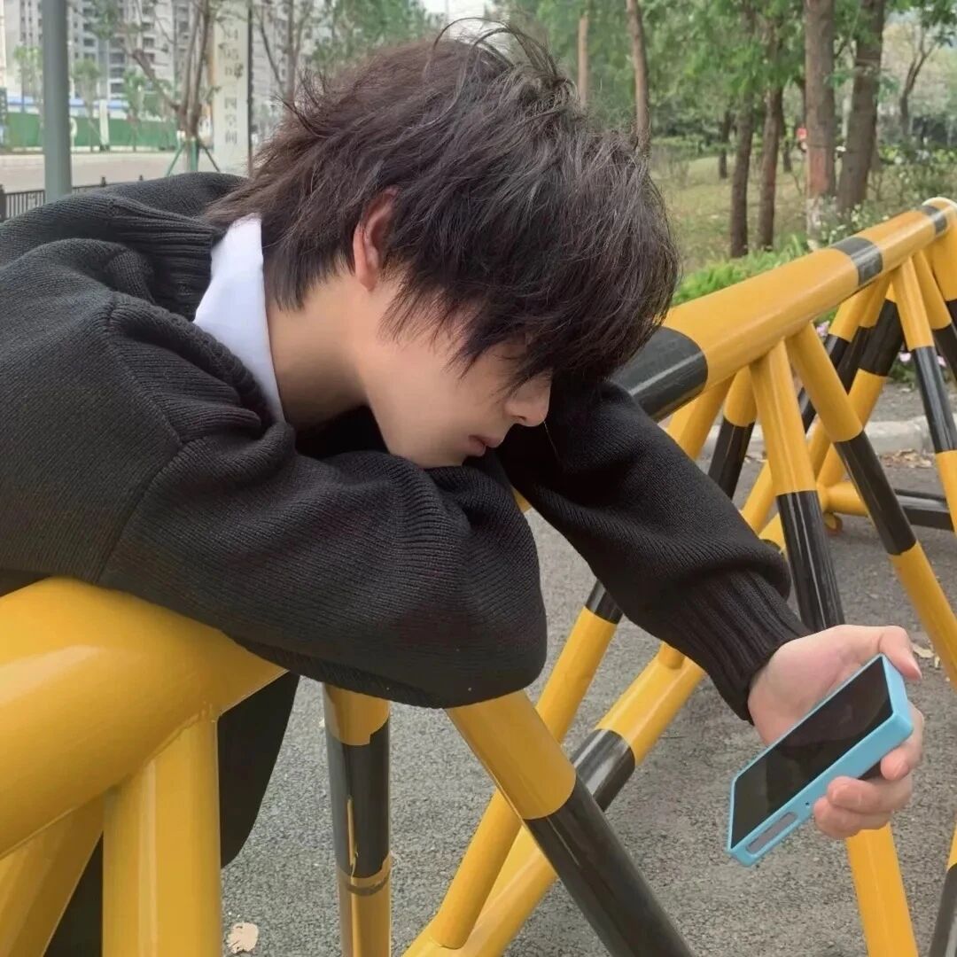 权威侧脸男生头像