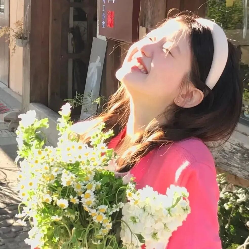 鲜花光感侧脸女生头像